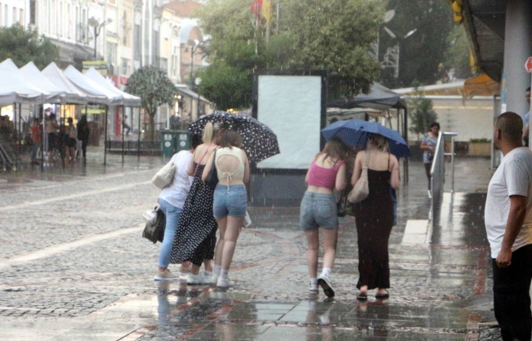 Edirne'de kuvvetli yağış ve gök gürültülü sağanak etkili oldu 5